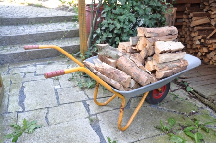 Nachbarschaftshilfe klassisch: mit Schubkarre